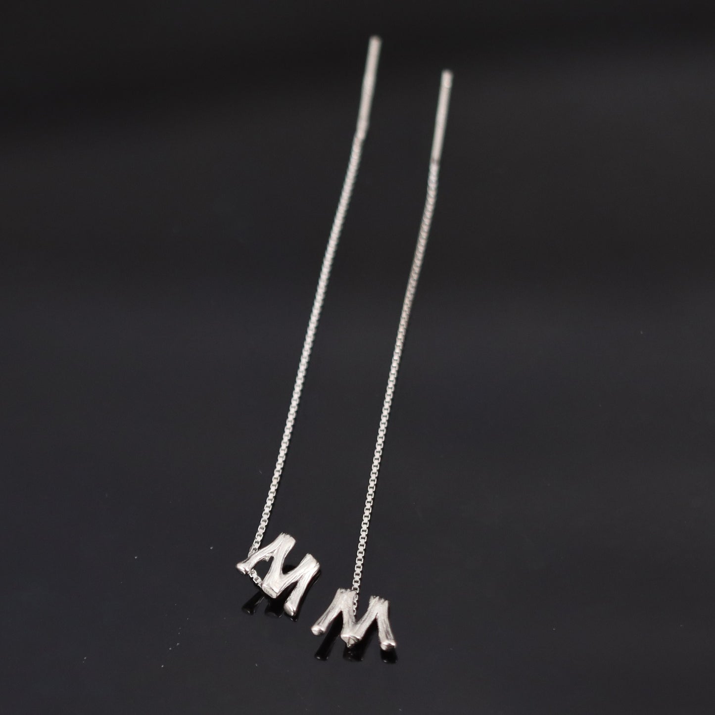 Pendientes de Inicial colgante MIA • Plata de Ley