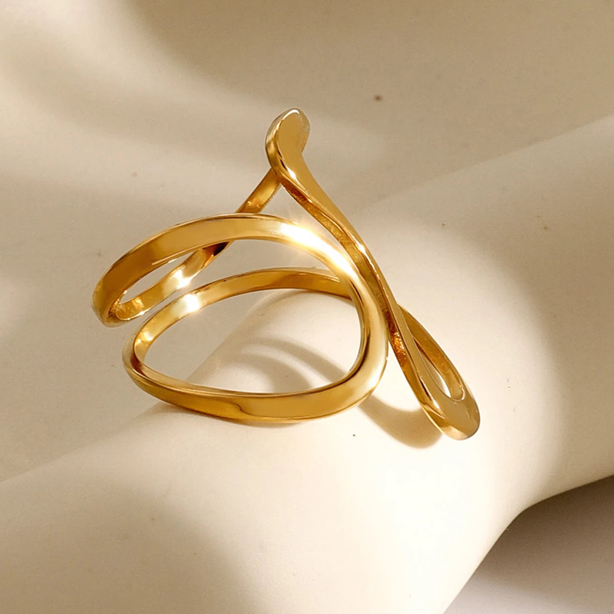Anillo Abierto de Líneas Irregulares en Acero Bañado en Oro 18K • Diseño Contemporáneo