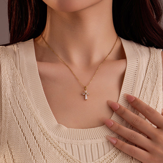 Collar de Clavícula con Cruz y Zirconia en Acero Bañado en Oro 18K • Diseño Geométrico