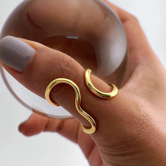 Anillo Abierto de Líneas Irregulares en Acero Bañado en Oro 18K • Diseño Contemporáneo