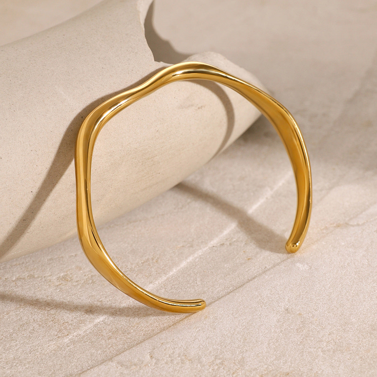 Brazalete Abierto Ondulado Bañado en Oro 18K VALENTINA • Acero Inoxidable