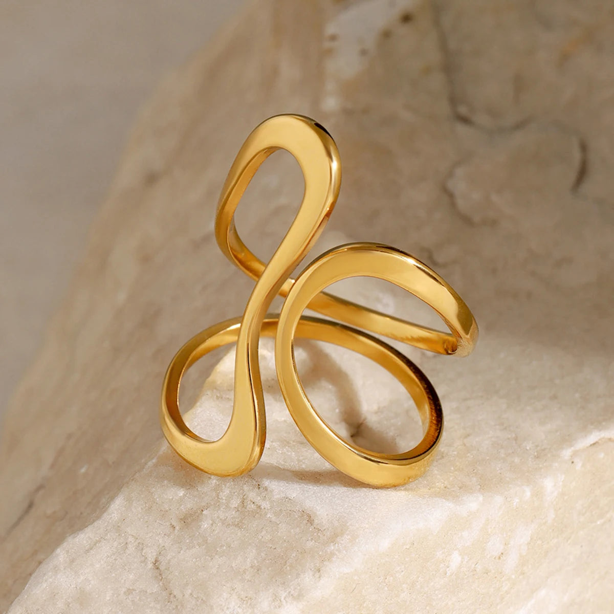 Anillo Abierto de Líneas Irregulares en Acero Bañado en Oro 18K • Diseño Contemporáneo