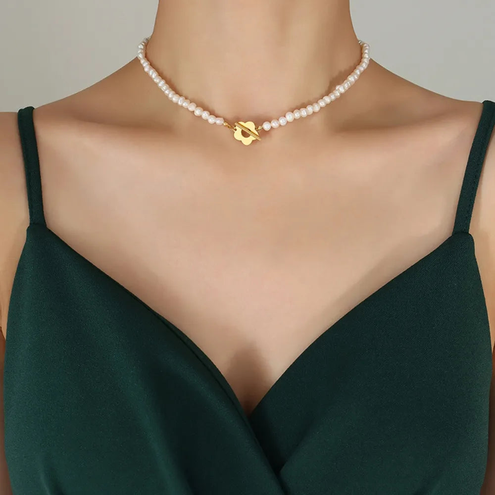 Collar de Flor de Perla Karol en Titanio • Delicadeza Floral