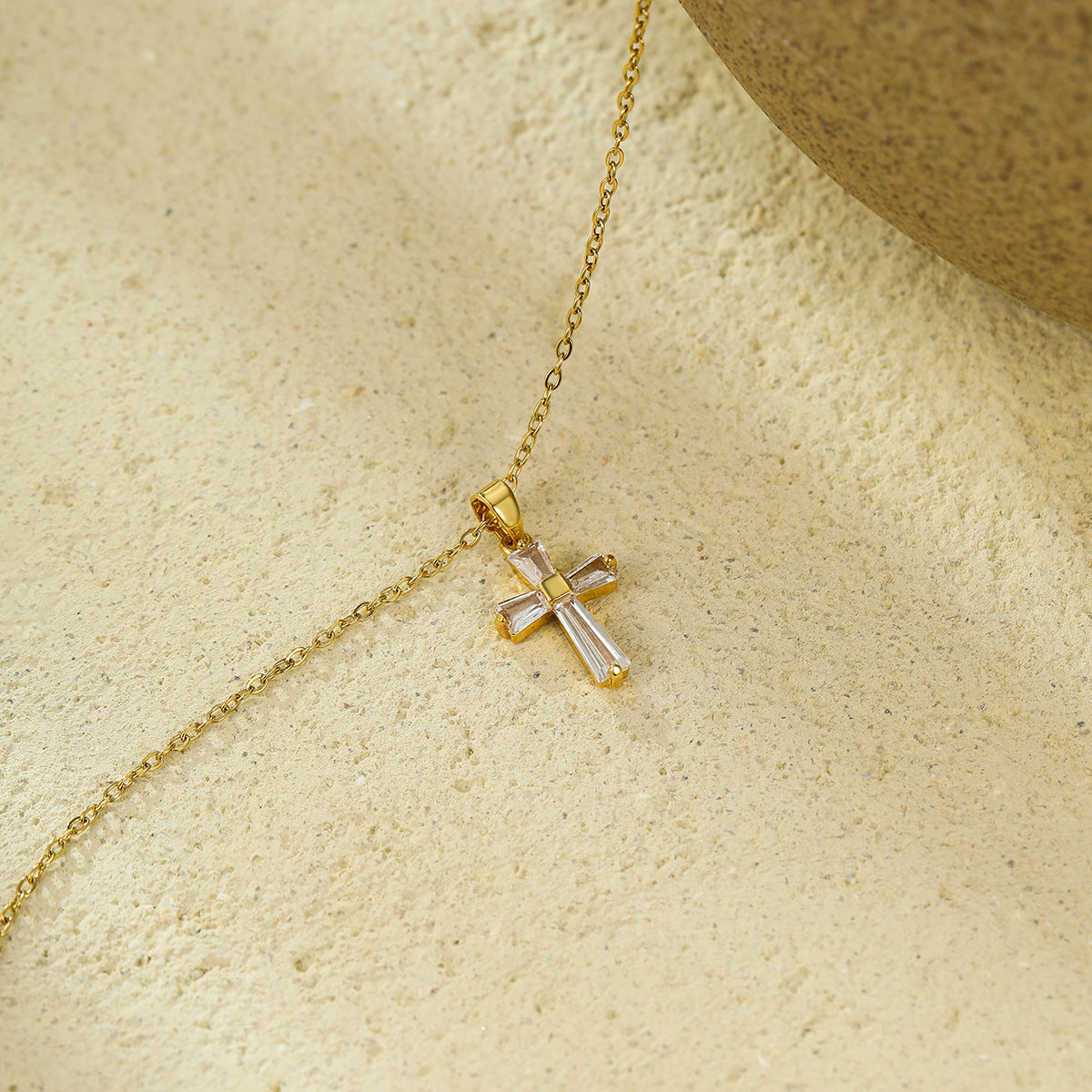 Collar de Clavícula con Cruz y Zirconia en Acero Bañado en Oro 18K • Diseño Geométrico