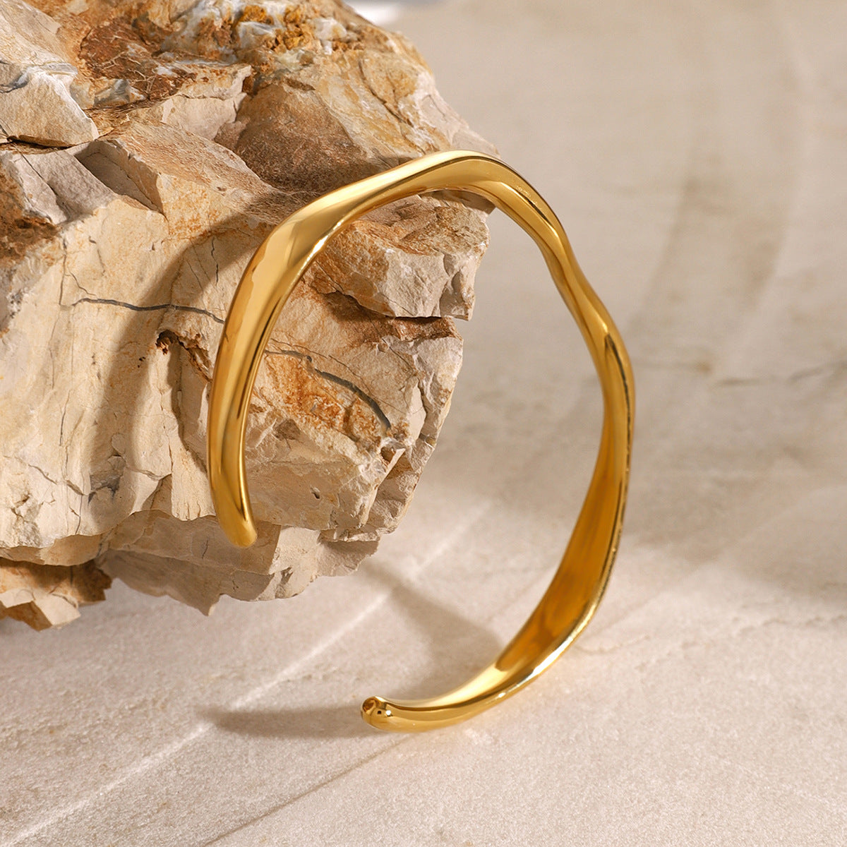 Brazalete Abierto Ondulado Bañado en Oro 18K VALENTINA • Acero Inoxidable
