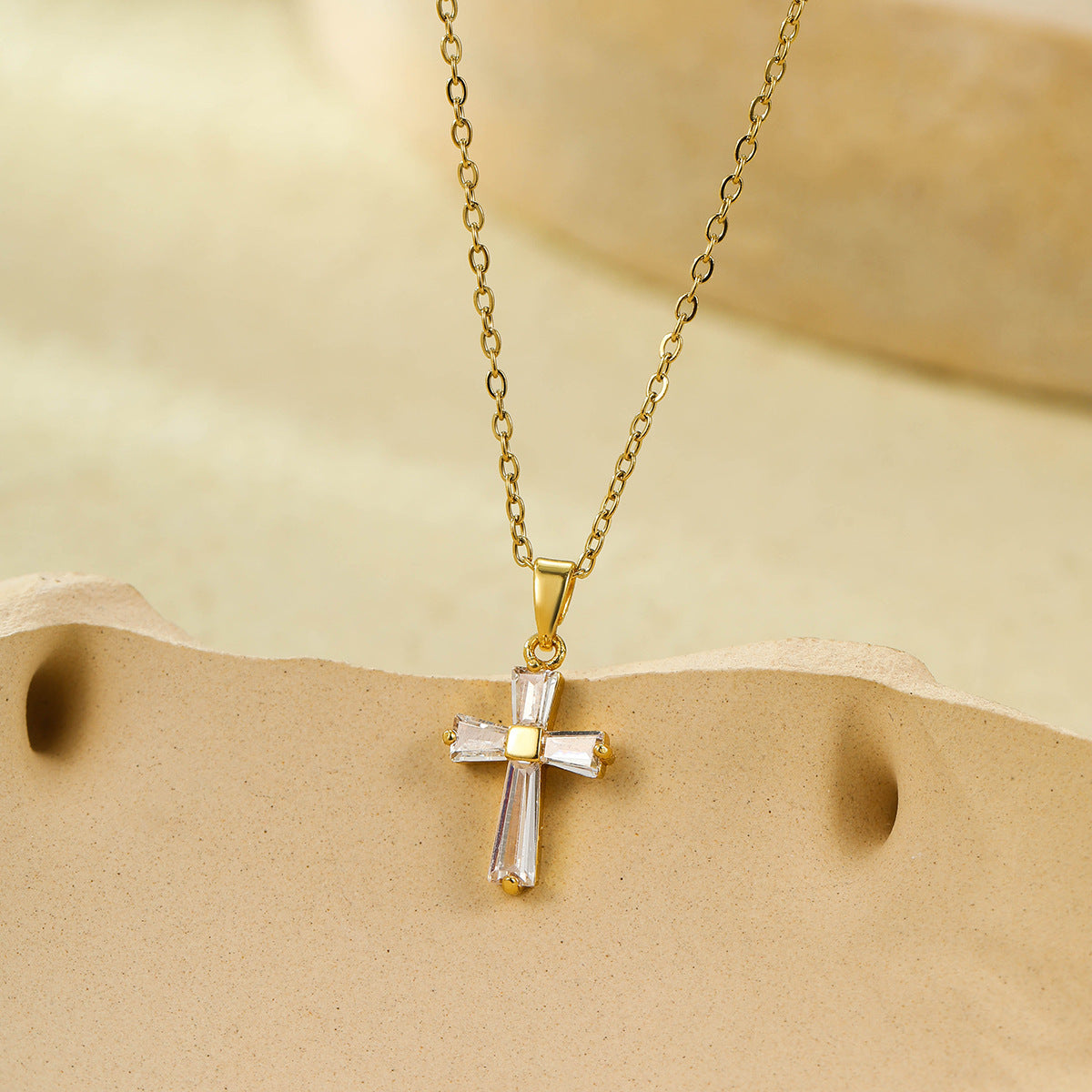 Collar de Clavícula con Cruz y Zirconia en Acero Bañado en Oro 18K • Diseño Geométrico