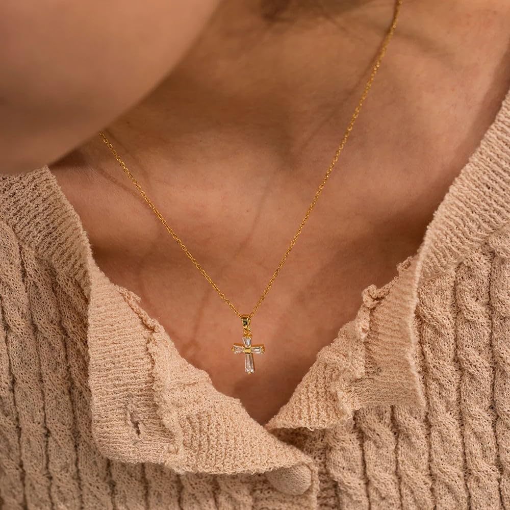 Collar de Clavícula con Cruz y Zirconia en Acero Bañado en Oro 18K • Diseño Geométrico