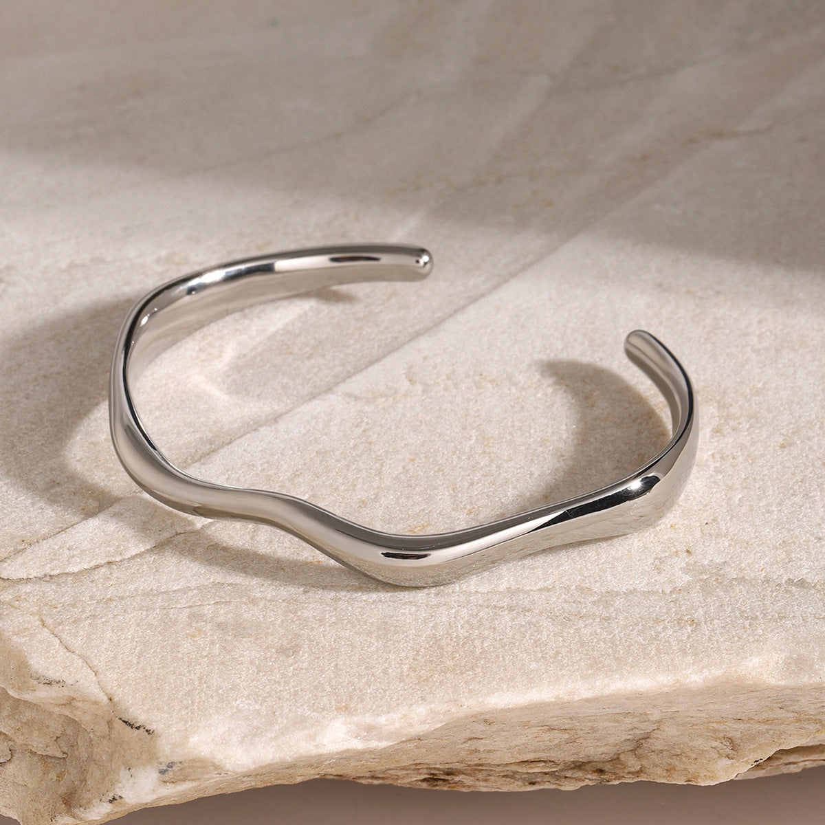 Brazalete Abierto Ondulado Bañado en Oro 18K VALENTINA • Acero Inoxidable